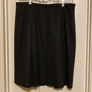 Warm lined wool pleated skirt.